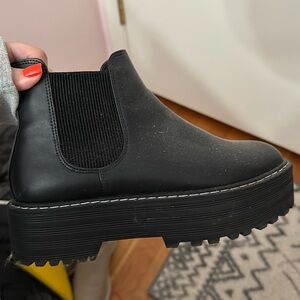 Divided H&M Chelsea boots in faux leather with platform soles 38/7